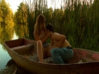 Joven pareja follando en la naturaleza