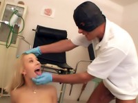 Sexi rubia follada por un doctor