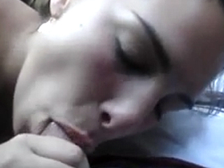 Cachonda perra amateur chupa en el coche